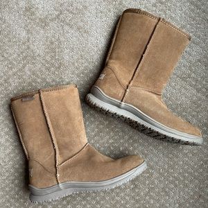 Minnetonka fur lined boots size 10M brown suede